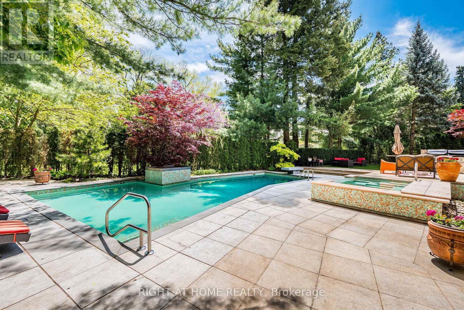 












1 FRIARS LANE

,
Toronto (Princess-Rosethorn),




Ontario
M9A1T6

