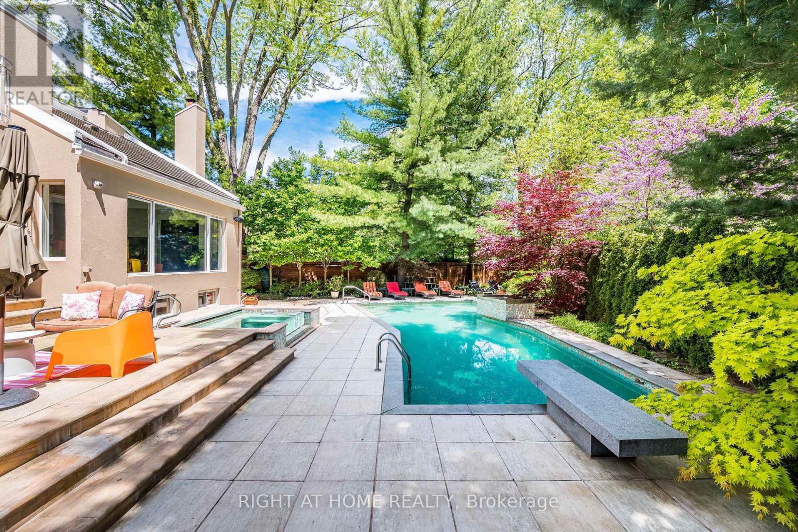 












1 FRIARS LANE

,
Toronto (Princess-Rosethorn),




Ontario
M9A1T6

