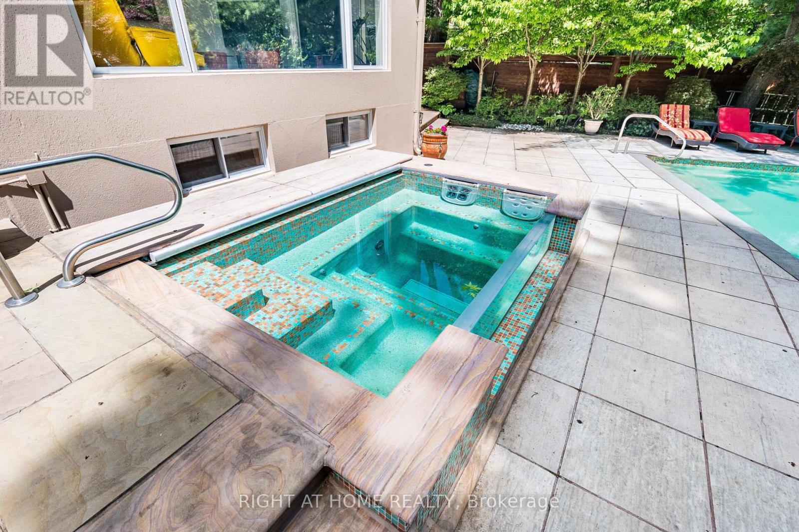 












1 FRIARS LANE

,
Toronto (Princess-Rosethorn),




Ontario
M9A1T6

