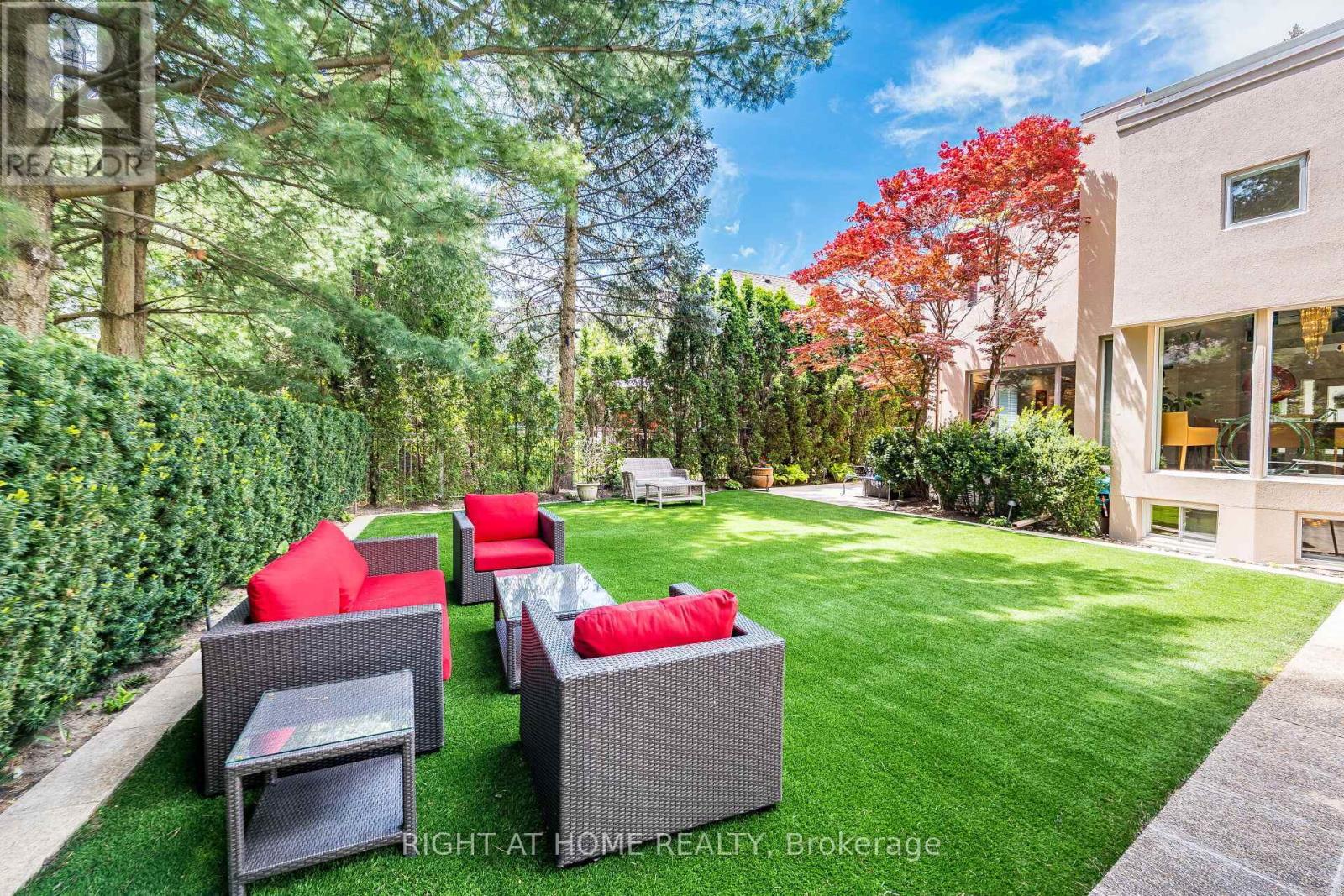 












1 FRIARS LANE

,
Toronto (Princess-Rosethorn),




Ontario
M9A1T6


