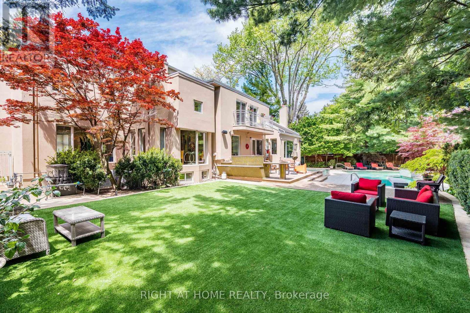 












1 FRIARS LANE

,
Toronto (Princess-Rosethorn),




Ontario
M9A1T6

