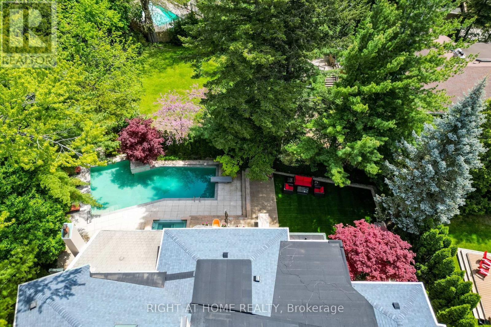 












1 FRIARS LANE

,
Toronto (Princess-Rosethorn),




Ontario
M9A1T6

