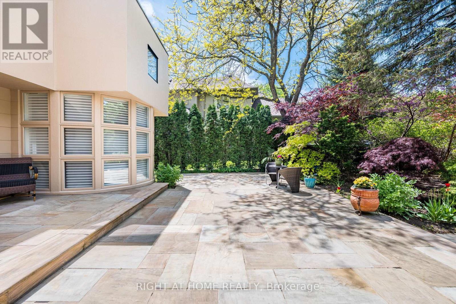 












1 FRIARS LANE

,
Toronto (Princess-Rosethorn),




Ontario
M9A1T6

