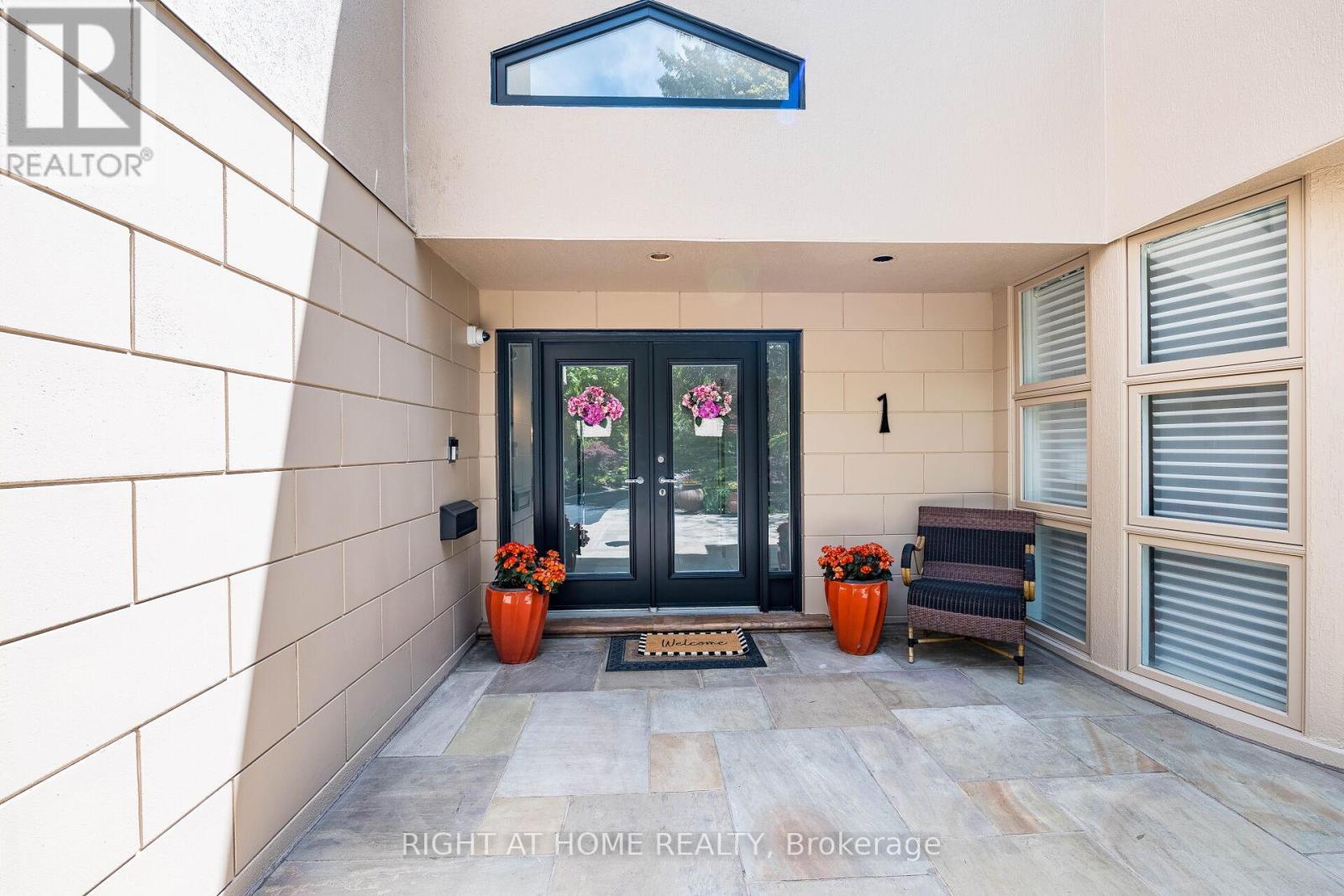 












1 FRIARS LANE

,
Toronto (Princess-Rosethorn),




Ontario
M9A1T6

