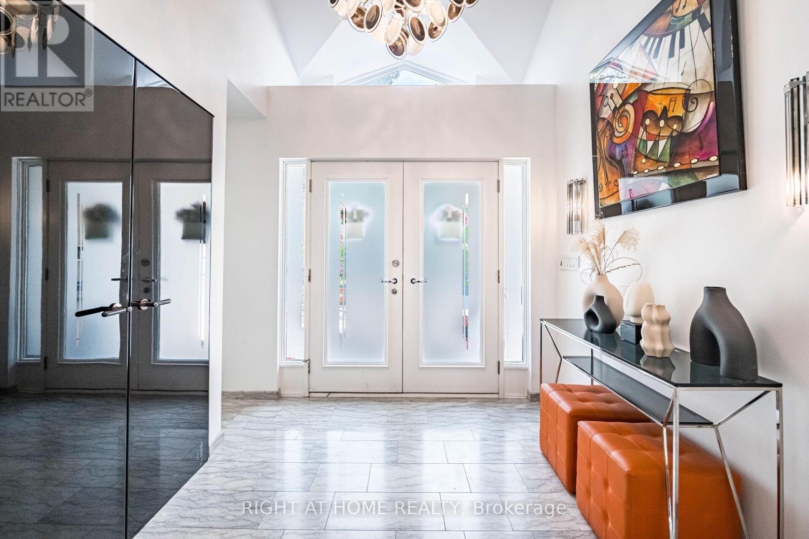 












1 FRIARS LANE

,
Toronto (Princess-Rosethorn),




Ontario
M9A1T6

