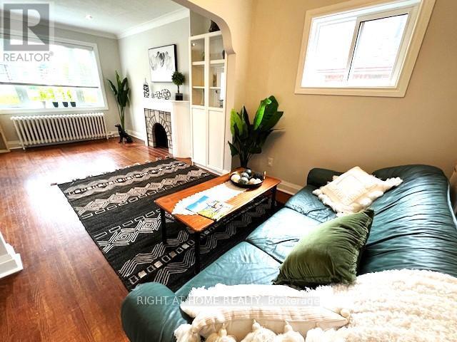 












58 YORE ROAD

,
Toronto (Beechborough-Greenbrook),




Ontario
M6M1W7

