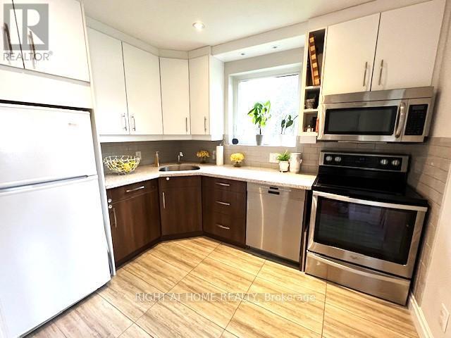 












58 YORE ROAD

,
Toronto (Beechborough-Greenbrook),




Ontario
M6M1W7

