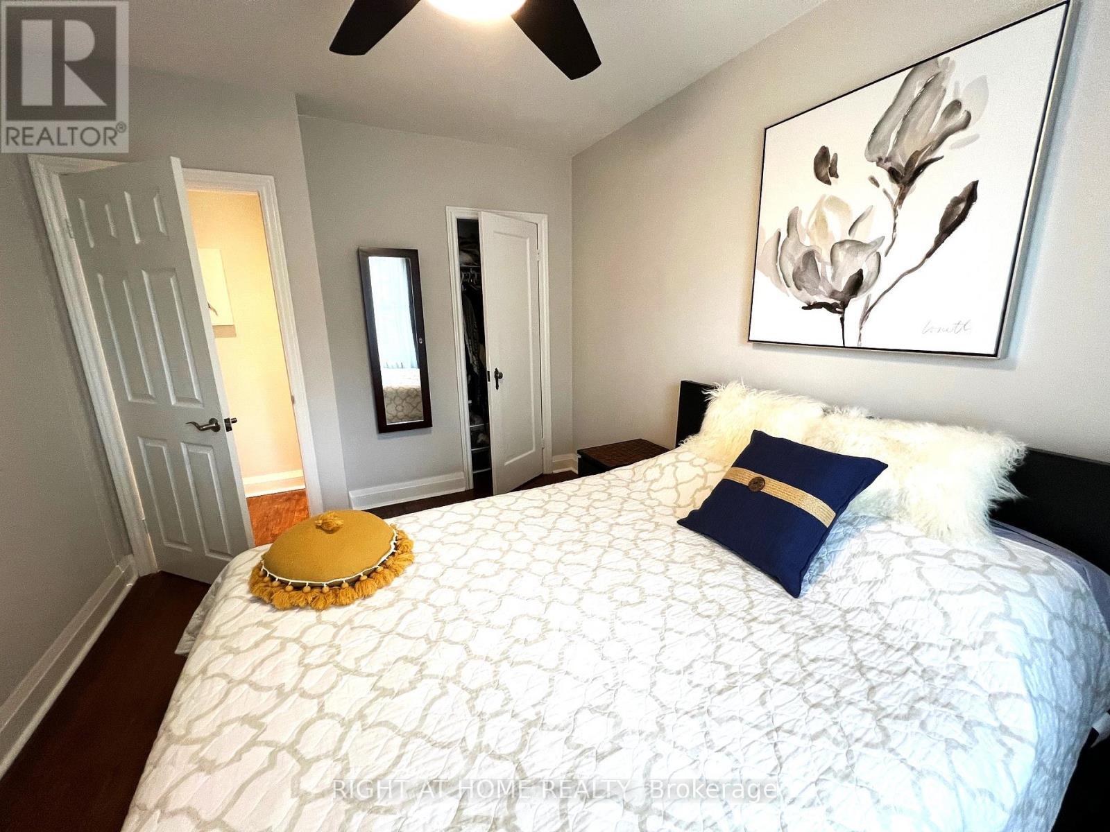 












58 YORE ROAD

,
Toronto (Beechborough-Greenbrook),




Ontario
M6M1W7

