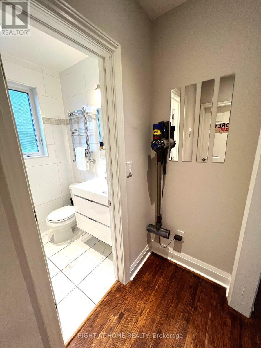 












58 YORE ROAD

,
Toronto (Beechborough-Greenbrook),




Ontario
M6M1W7

