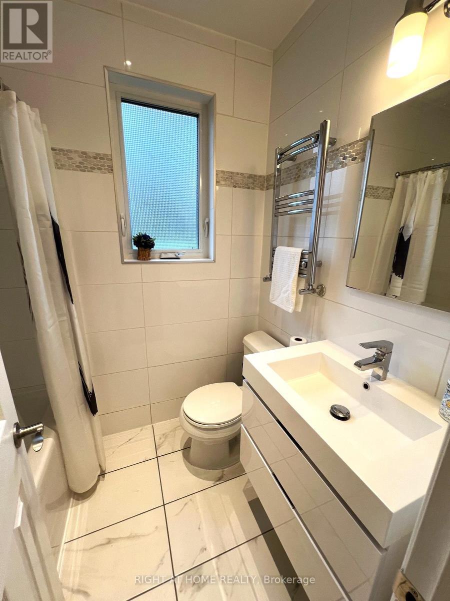 












58 YORE ROAD

,
Toronto (Beechborough-Greenbrook),




Ontario
M6M1W7

