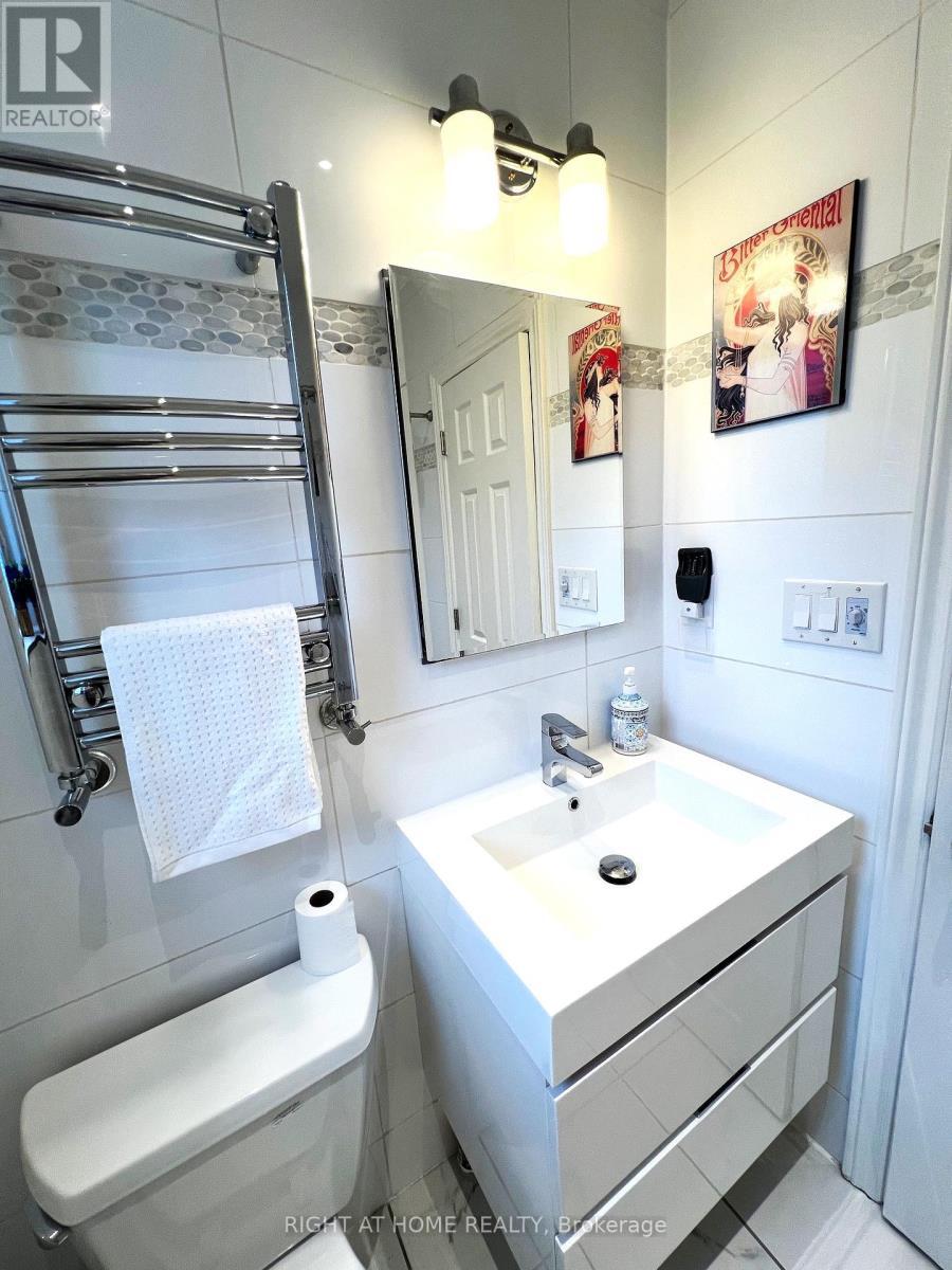 












58 YORE ROAD

,
Toronto (Beechborough-Greenbrook),




Ontario
M6M1W7


