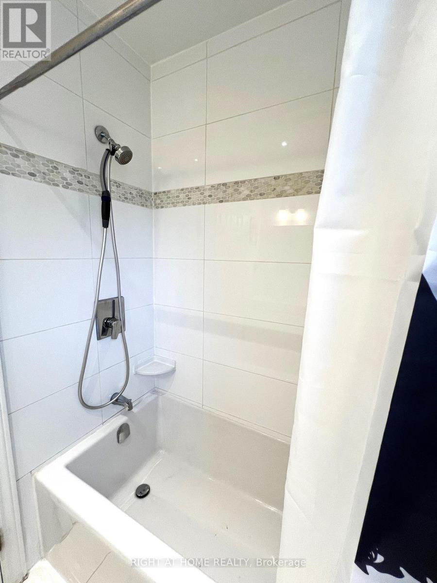 












58 YORE ROAD

,
Toronto (Beechborough-Greenbrook),




Ontario
M6M1W7


