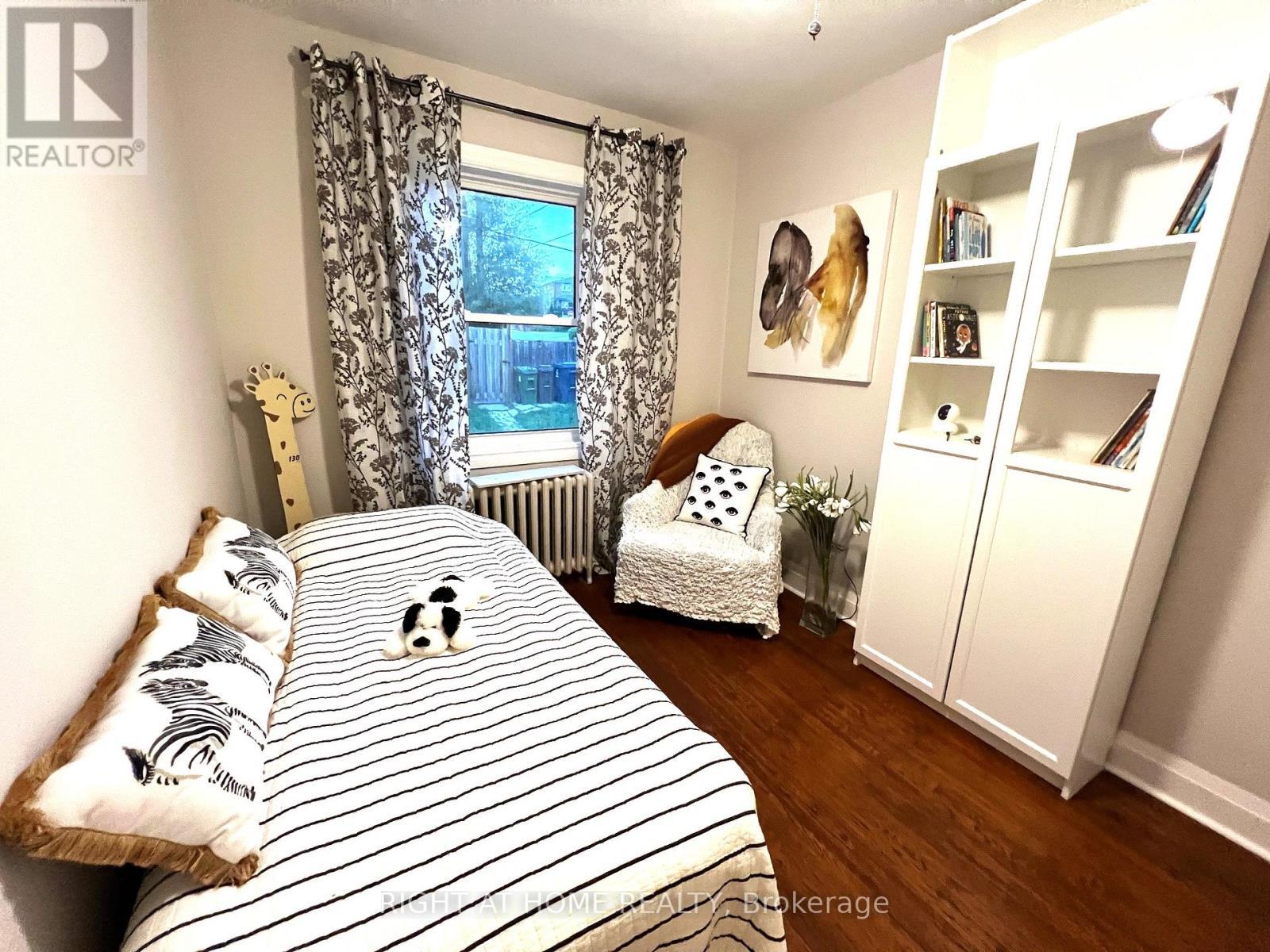 












58 YORE ROAD

,
Toronto (Beechborough-Greenbrook),




Ontario
M6M1W7

