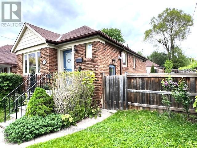 












58 YORE ROAD

,
Toronto (Beechborough-Greenbrook),




Ontario
M6M1W7

