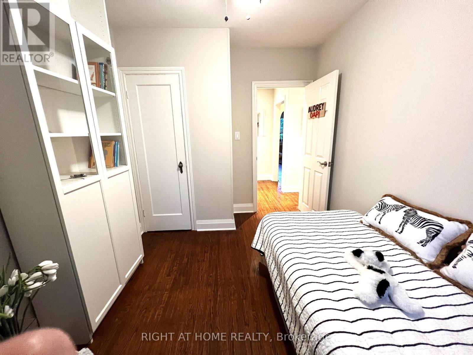 












58 YORE ROAD

,
Toronto (Beechborough-Greenbrook),




Ontario
M6M1W7

