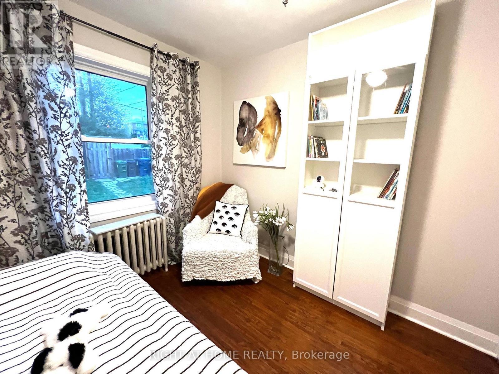 












58 YORE ROAD

,
Toronto (Beechborough-Greenbrook),




Ontario
M6M1W7

