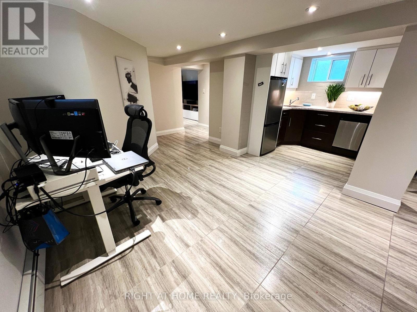 












58 YORE ROAD

,
Toronto (Beechborough-Greenbrook),




Ontario
M6M1W7

