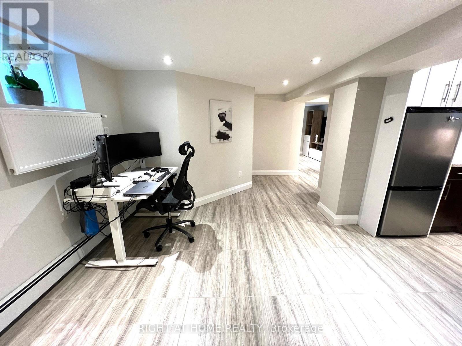 












58 YORE ROAD

,
Toronto (Beechborough-Greenbrook),




Ontario
M6M1W7

