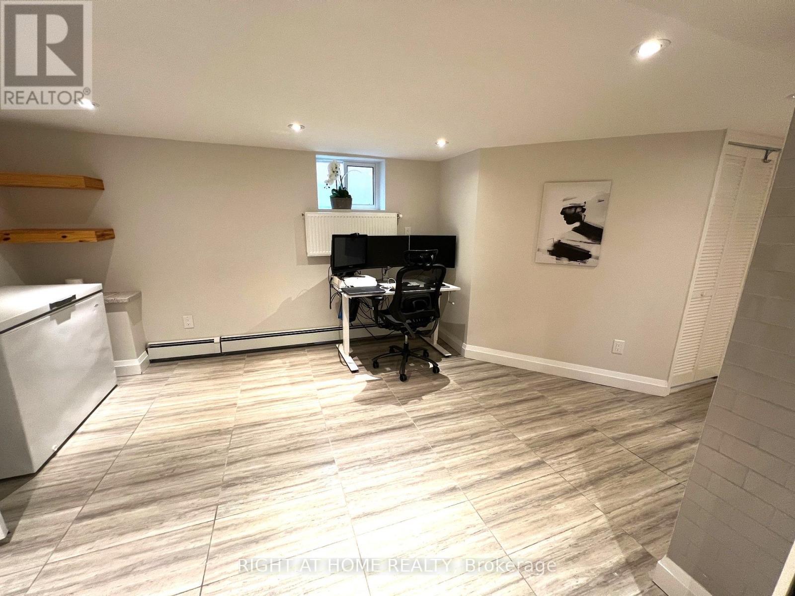 












58 YORE ROAD

,
Toronto (Beechborough-Greenbrook),




Ontario
M6M1W7

