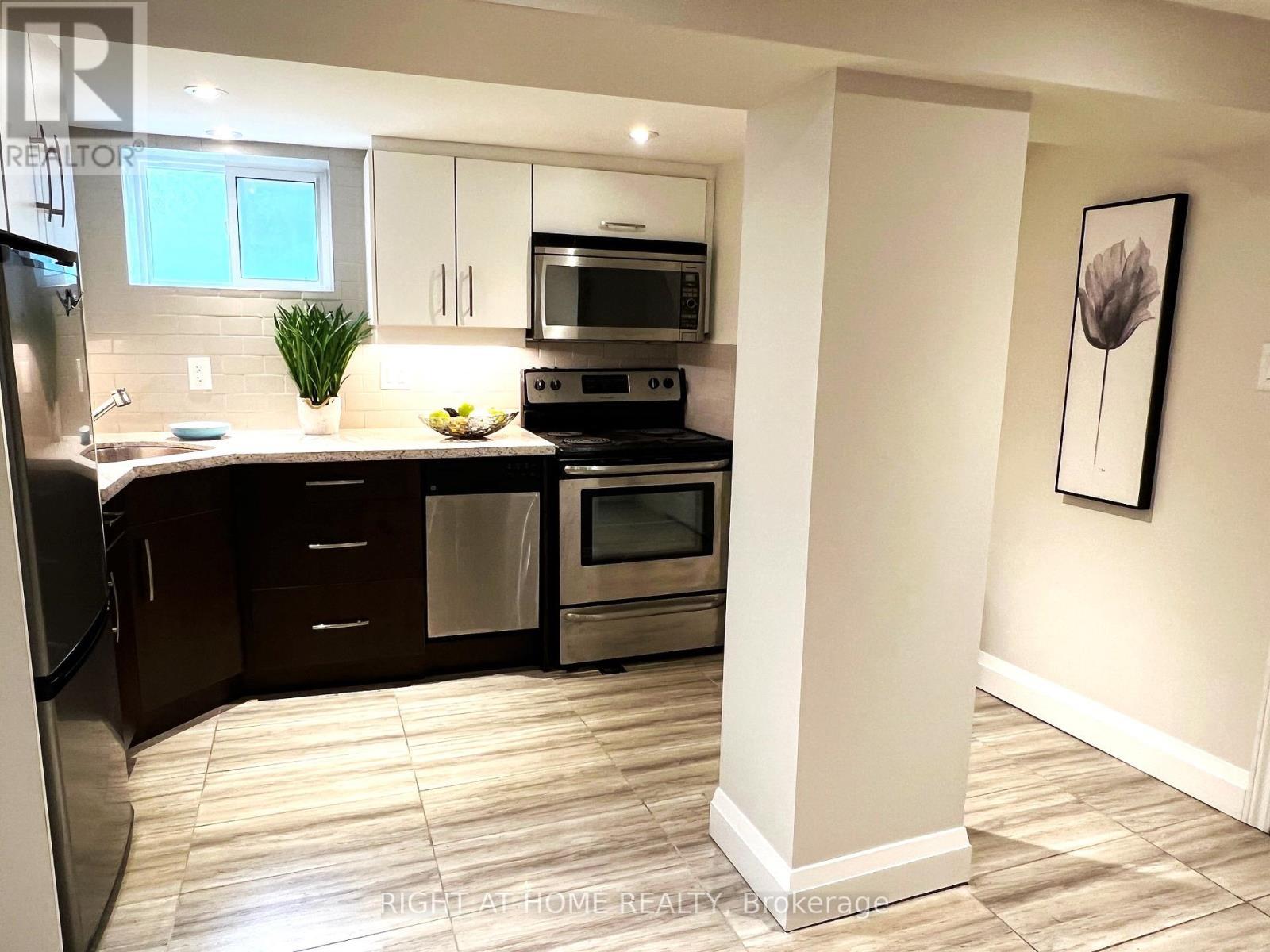 












58 YORE ROAD

,
Toronto (Beechborough-Greenbrook),




Ontario
M6M1W7

