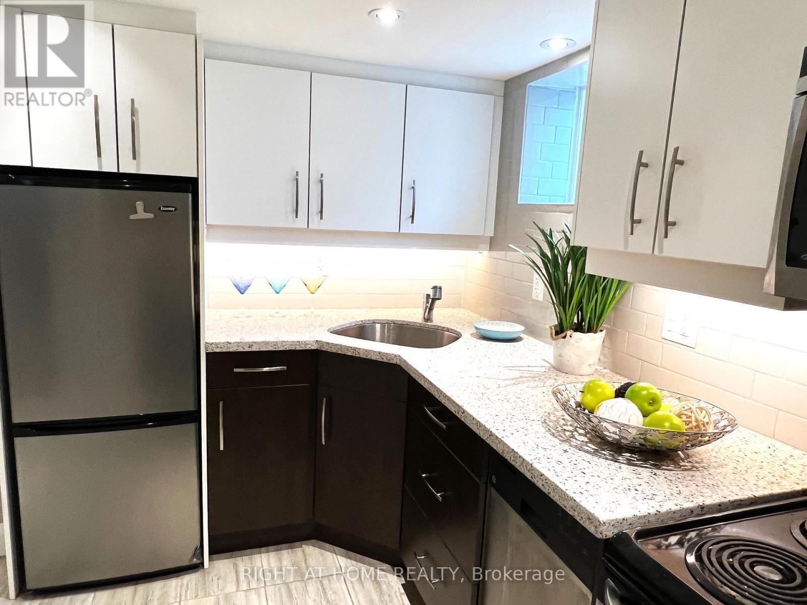 












58 YORE ROAD

,
Toronto (Beechborough-Greenbrook),




Ontario
M6M1W7

