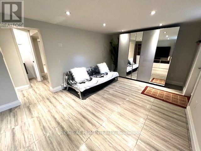 












58 YORE ROAD

,
Toronto (Beechborough-Greenbrook),




Ontario
M6M1W7

