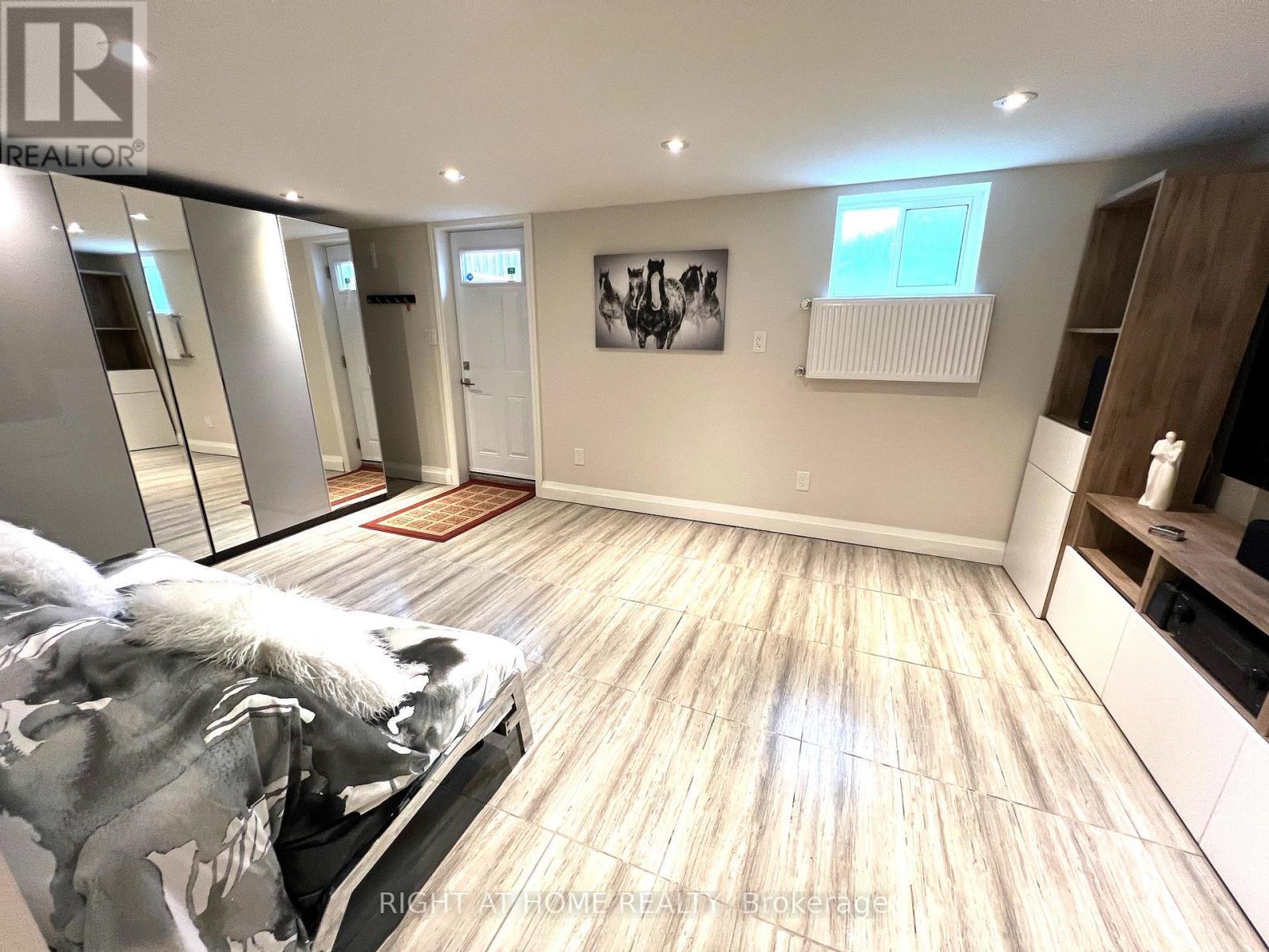 












58 YORE ROAD

,
Toronto (Beechborough-Greenbrook),




Ontario
M6M1W7


