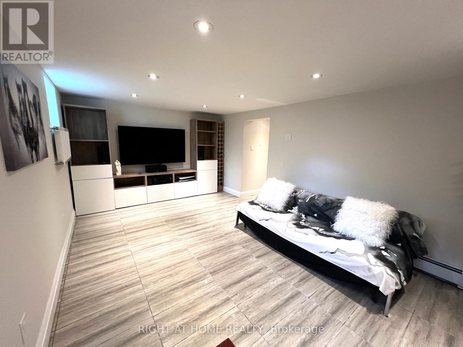 












58 YORE ROAD

,
Toronto (Beechborough-Greenbrook),




Ontario
M6M1W7

