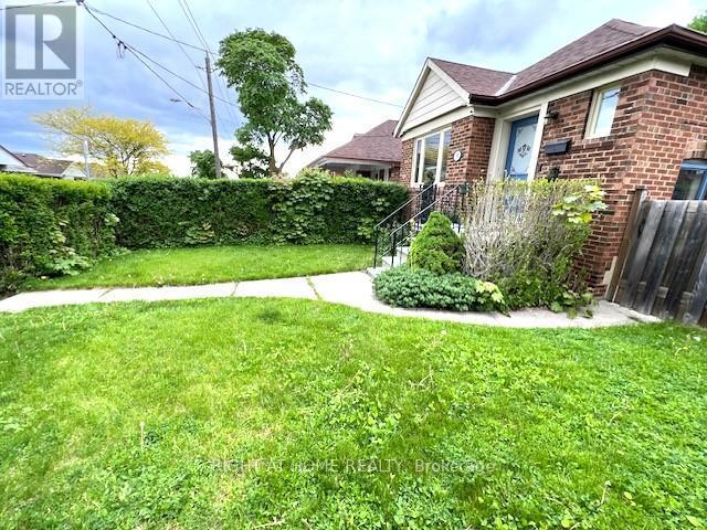 












58 YORE ROAD

,
Toronto (Beechborough-Greenbrook),




Ontario
M6M1W7

