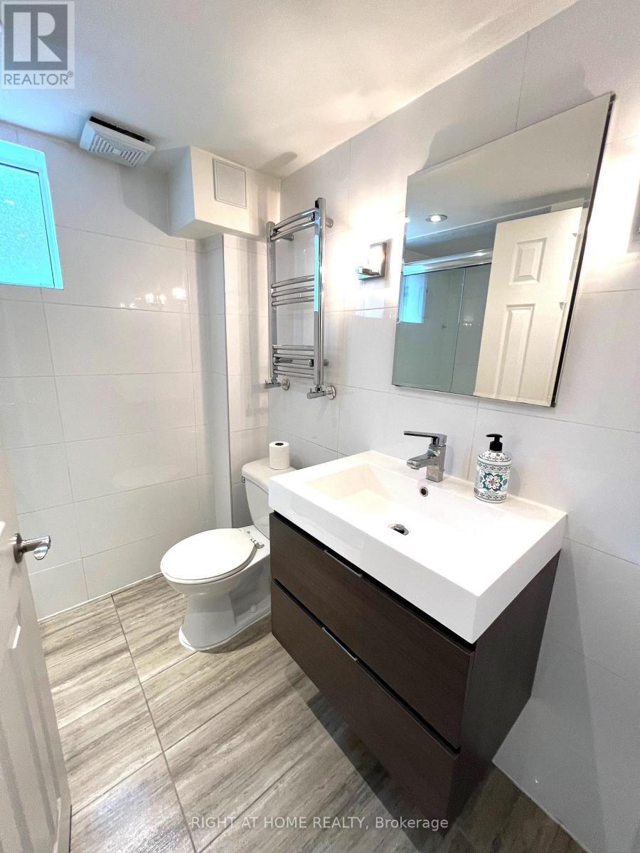 












58 YORE ROAD

,
Toronto (Beechborough-Greenbrook),




Ontario
M6M1W7

