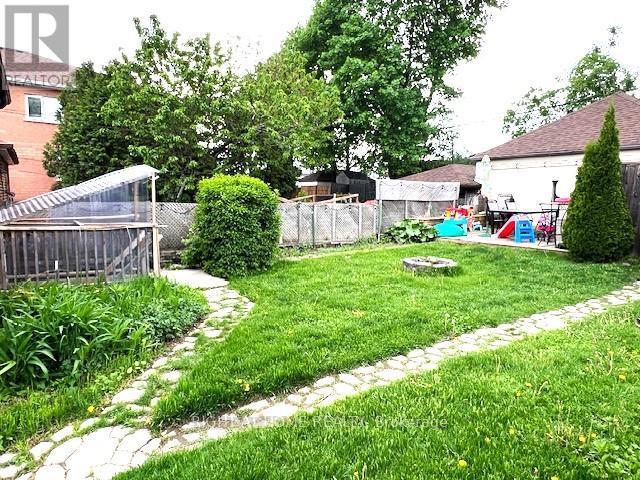 












58 YORE ROAD

,
Toronto (Beechborough-Greenbrook),




Ontario
M6M1W7

