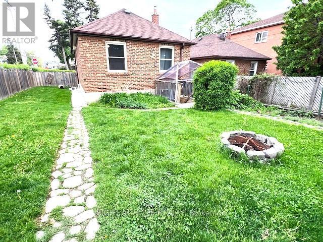 












58 YORE ROAD

,
Toronto (Beechborough-Greenbrook),




Ontario
M6M1W7

