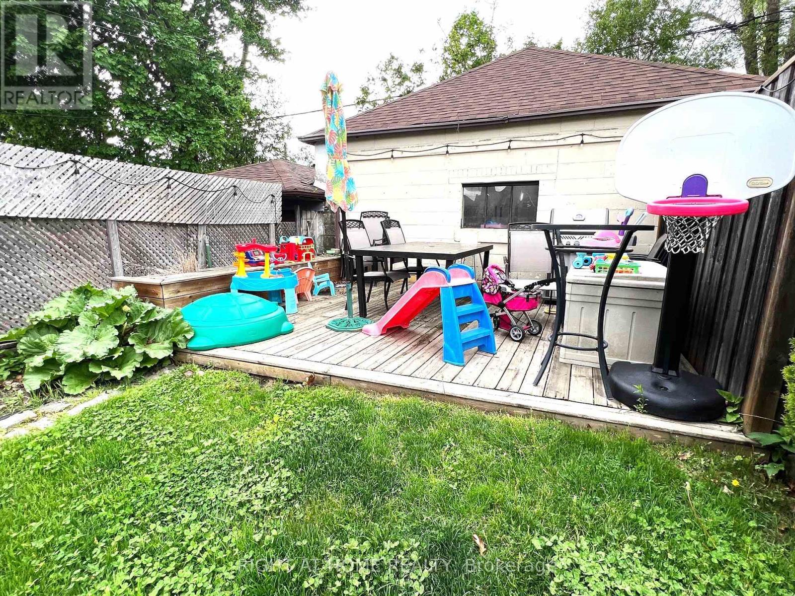 












58 YORE ROAD

,
Toronto (Beechborough-Greenbrook),




Ontario
M6M1W7

