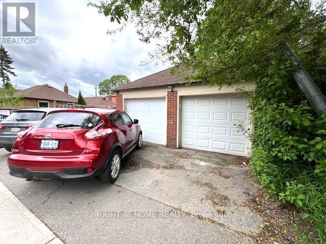 












58 YORE ROAD

,
Toronto (Beechborough-Greenbrook),




Ontario
M6M1W7

