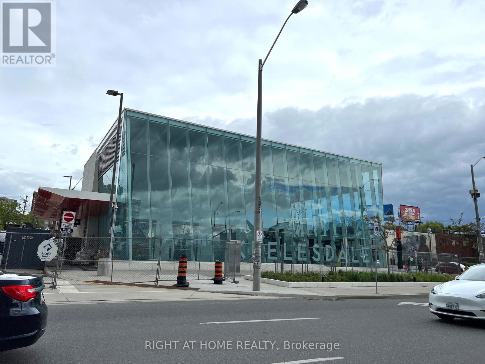












58 YORE ROAD

,
Toronto (Beechborough-Greenbrook),




Ontario
M6M1W7

