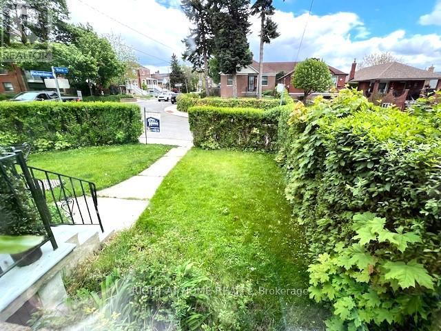












58 YORE ROAD

,
Toronto (Beechborough-Greenbrook),




Ontario
M6M1W7

