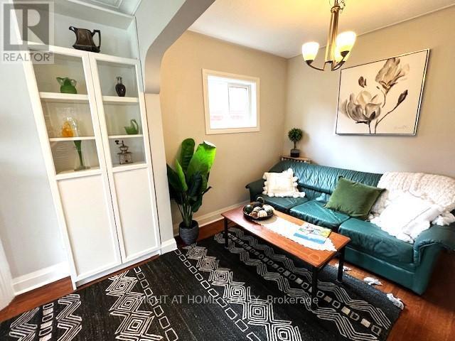 












58 YORE ROAD

,
Toronto (Beechborough-Greenbrook),




Ontario
M6M1W7

