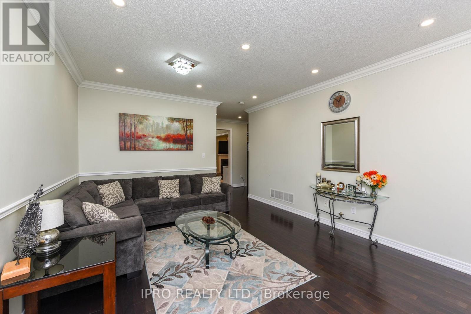 












304 DALGLEISH GARDEN

,
Milton (SC Scott),




Ontario
L9T6Z7

