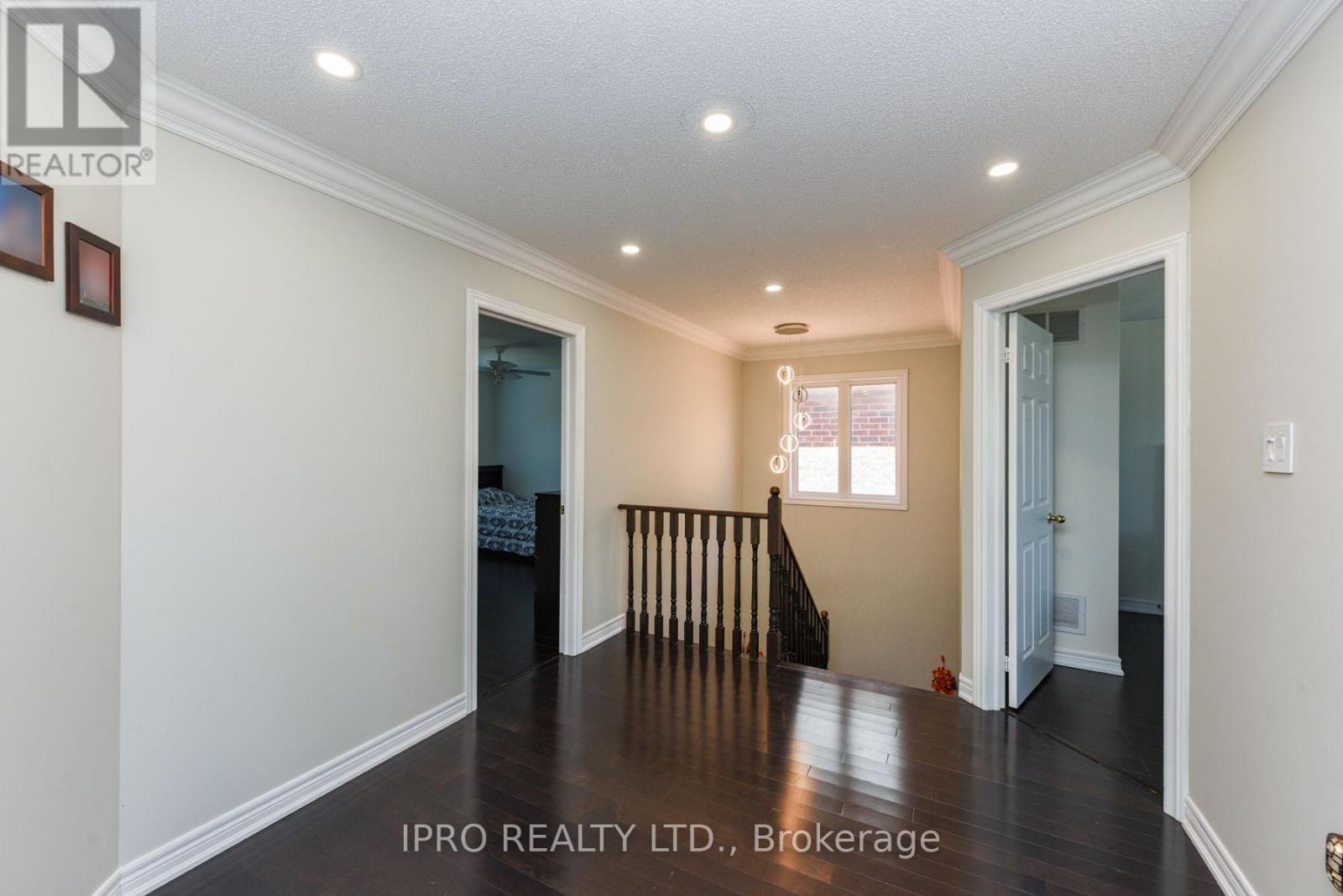 












304 DALGLEISH GARDEN

,
Milton (SC Scott),




Ontario
L9T6Z7

