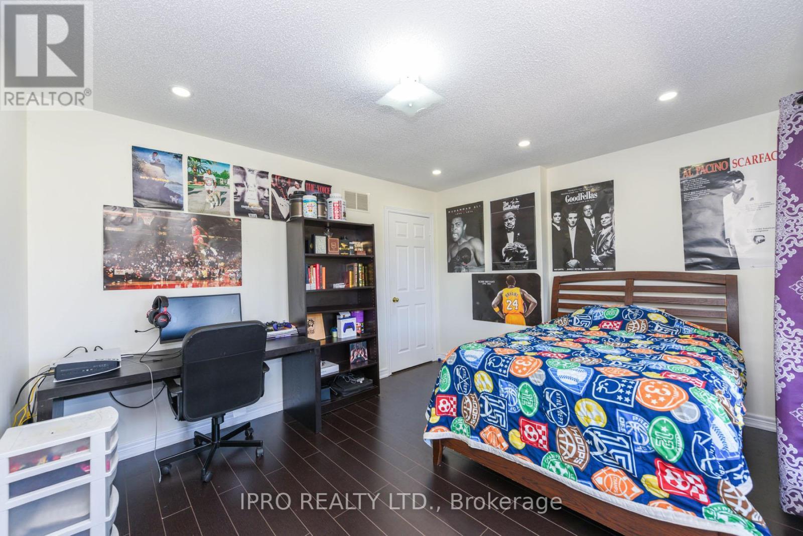 












304 DALGLEISH GARDEN

,
Milton (SC Scott),




Ontario
L9T6Z7


