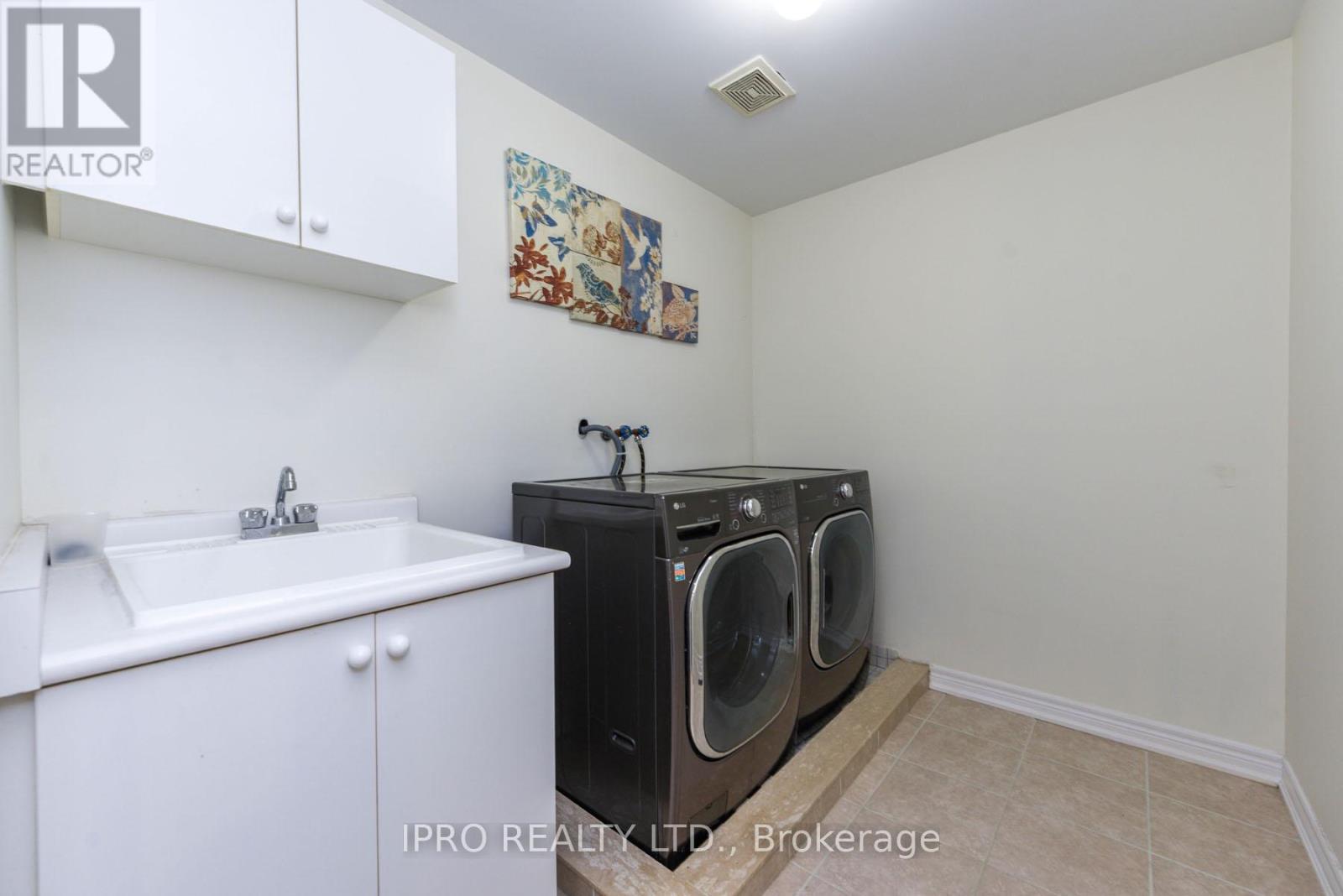 












304 DALGLEISH GARDEN

,
Milton (SC Scott),




Ontario
L9T6Z7


