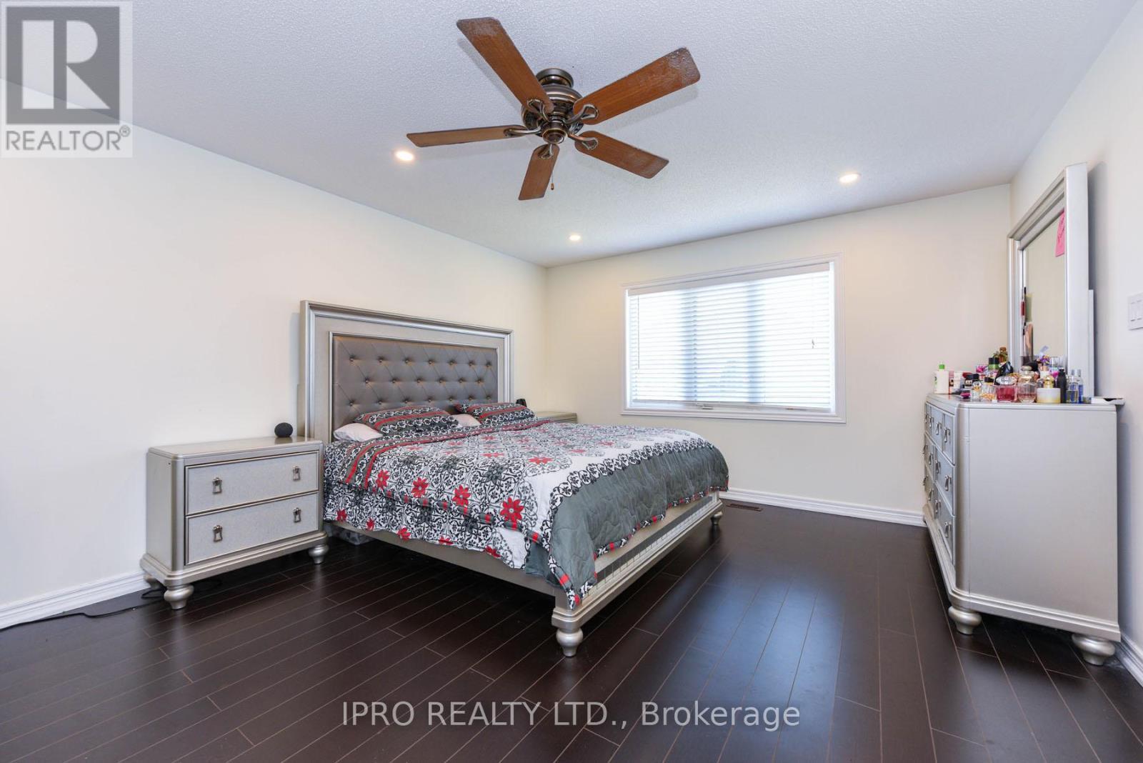 












304 DALGLEISH GARDEN

,
Milton (SC Scott),




Ontario
L9T6Z7

