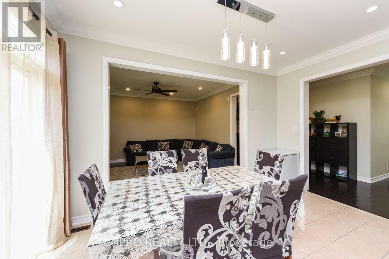 












304 DALGLEISH GARDEN

,
Milton (SC Scott),




Ontario
L9T6Z7

