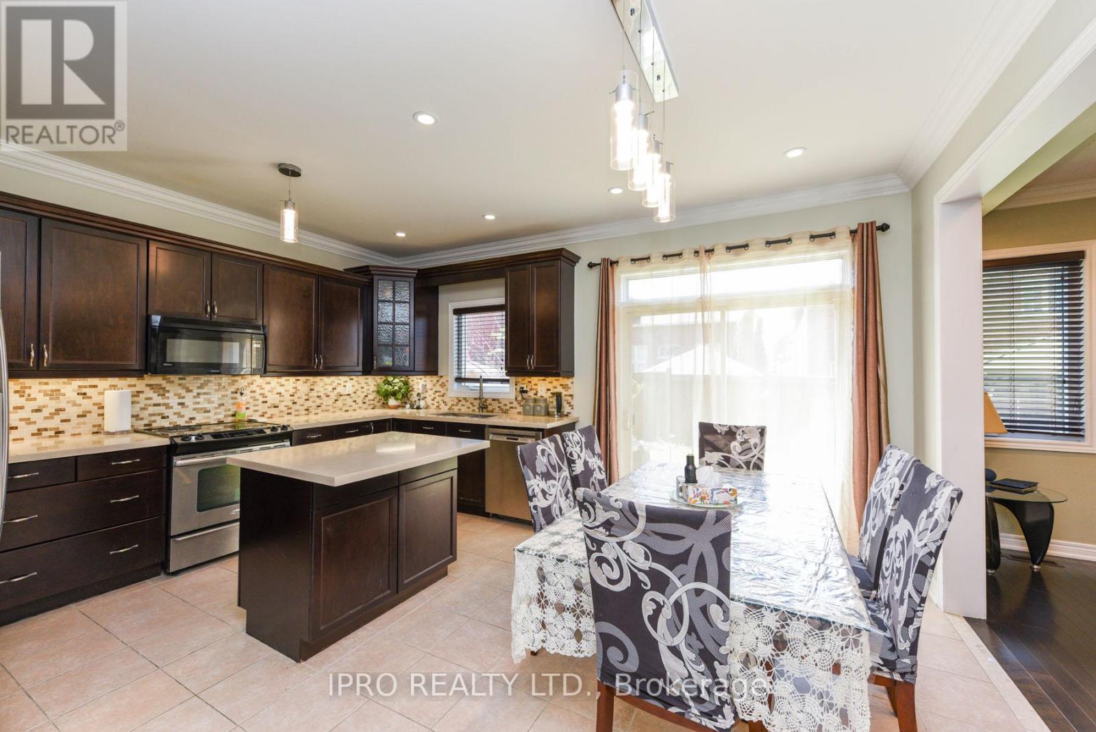 












304 DALGLEISH GARDEN

,
Milton (SC Scott),




Ontario
L9T6Z7

