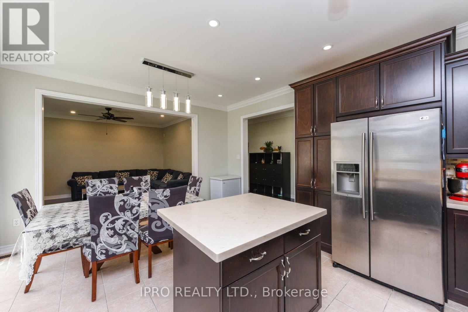 












304 DALGLEISH GARDEN

,
Milton (SC Scott),




Ontario
L9T6Z7

