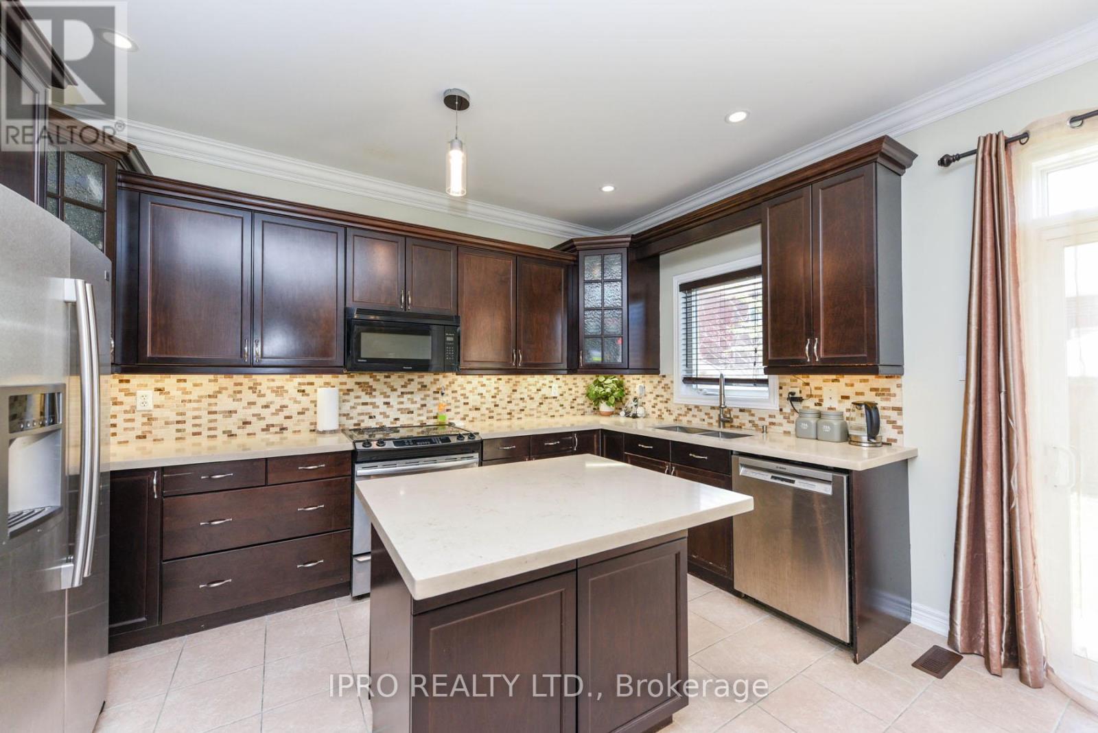 












304 DALGLEISH GARDEN

,
Milton (SC Scott),




Ontario
L9T6Z7

