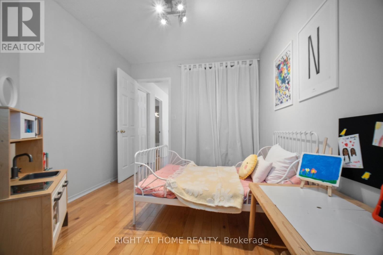 












1085 FOXGLOVE PLACE

,
Mississauga (East Credit),




Ontario
L5V2N5

