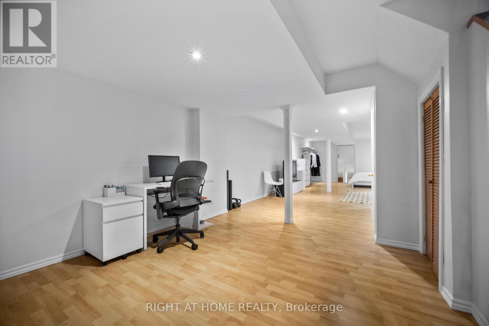 












1085 FOXGLOVE PLACE

,
Mississauga (East Credit),




Ontario
L5V2N5

