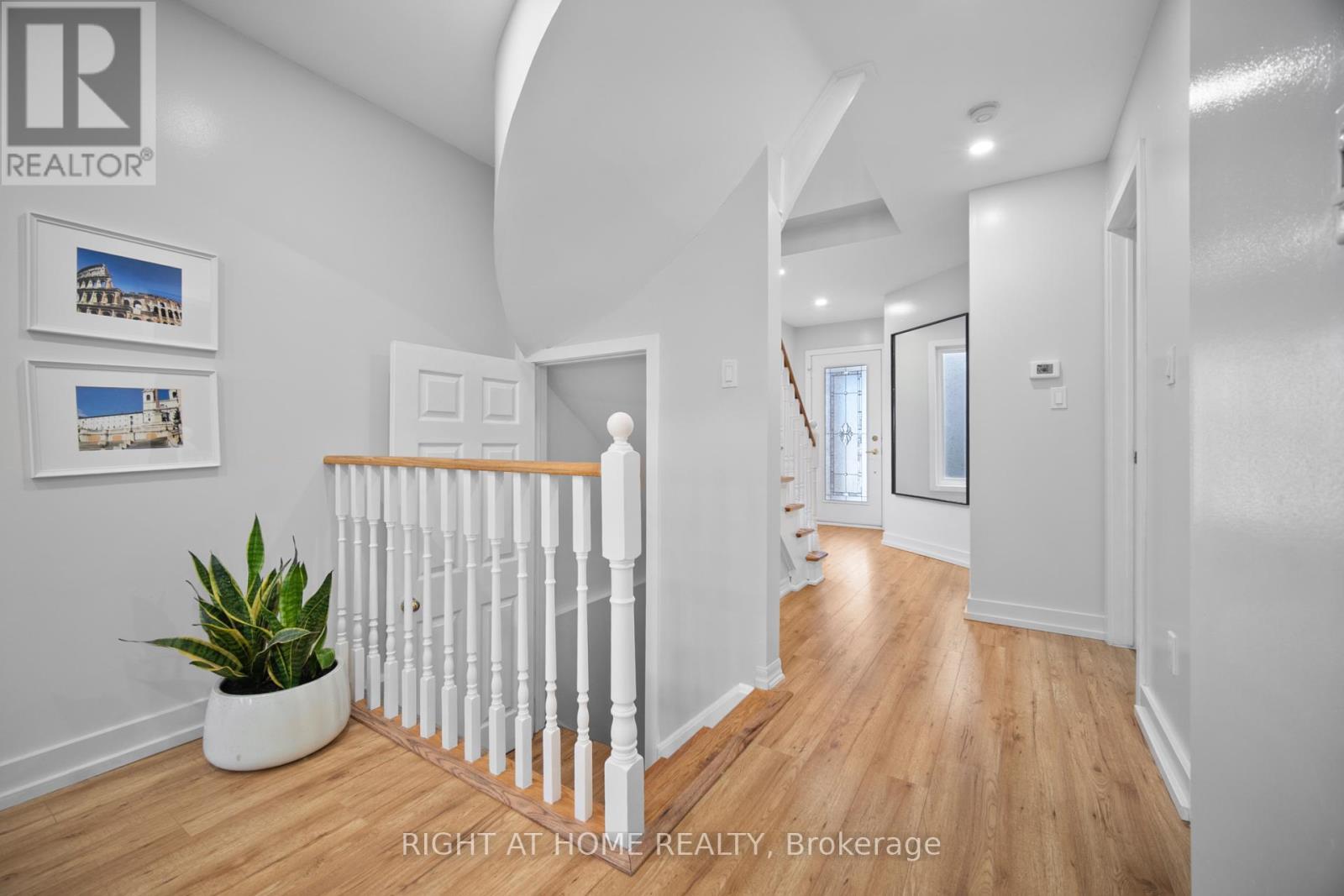












1085 FOXGLOVE PLACE

,
Mississauga (East Credit),




Ontario
L5V2N5

