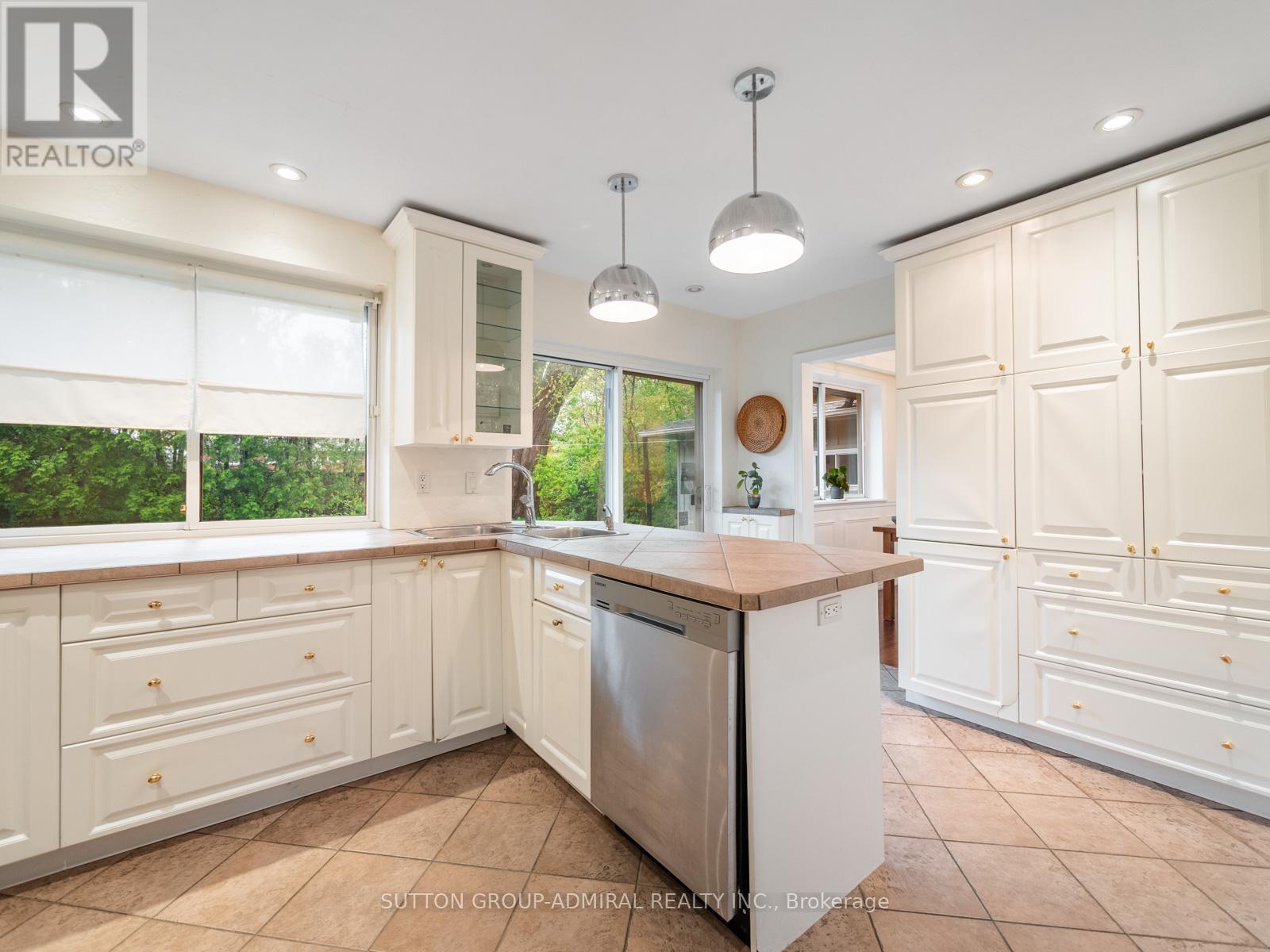 












5509 HIXON AVENUE

,
Burlington (Appleby),




Ontario
L7L3S1

